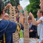 Photos de joueurs réalisant une tour de Kapla