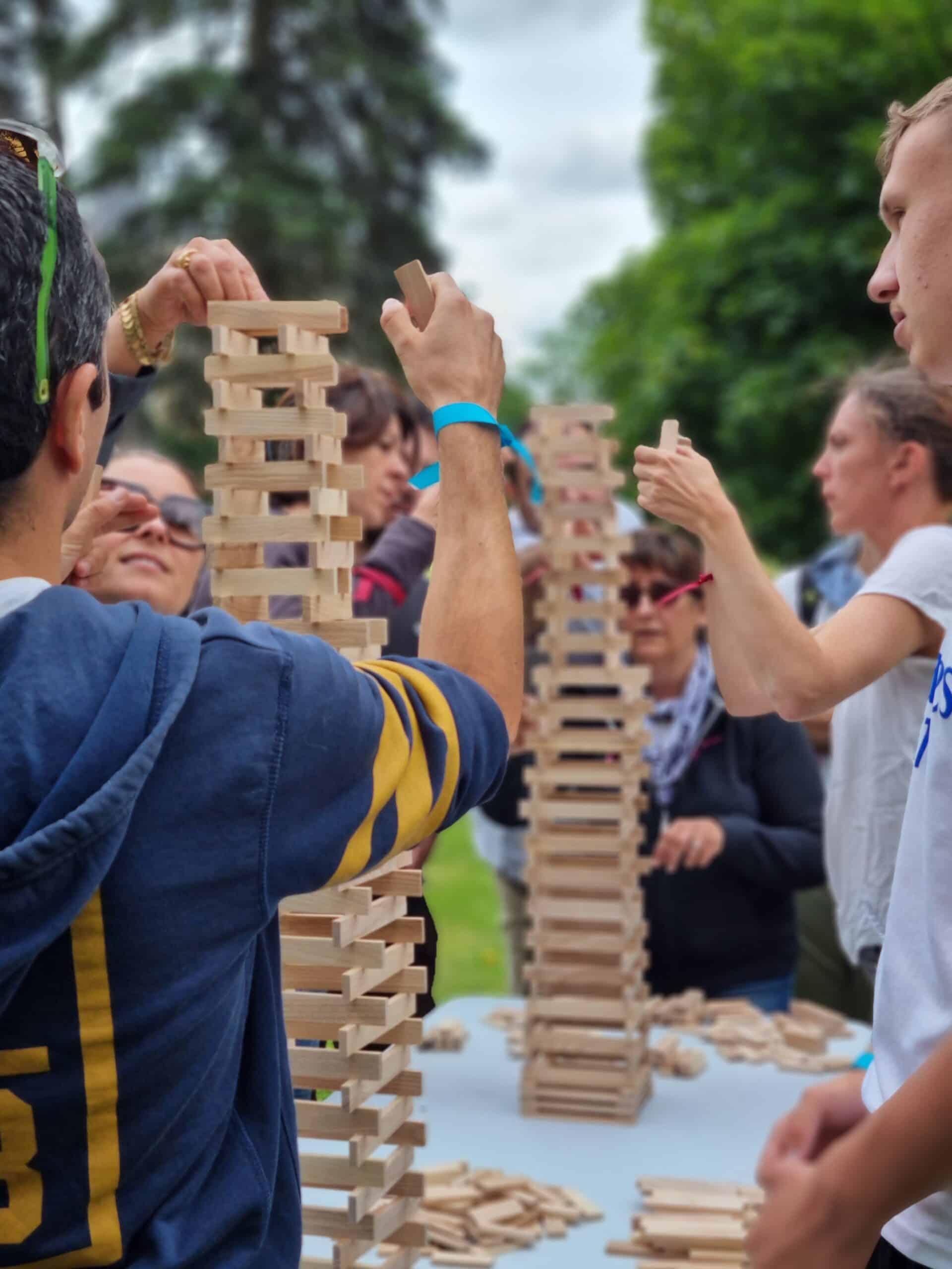 Photos de joueurs réalisant une tour de Kapla